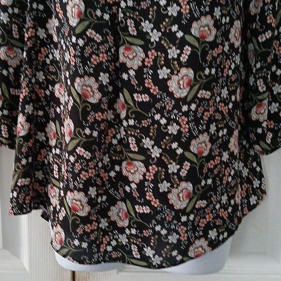 Kaari Blue black floral high low tunic blouse casual business casual Sz M NWOT - Picture 2 of 5